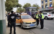 男子路上被外甥截停磕头要红包