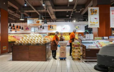 “八成员工坚守，胖东来拒绝降薪增假，彰显企业担当”