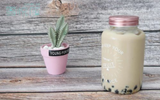 冬日奇遇：游客登机前用保温杯接满一杯雪的温馨瞬间