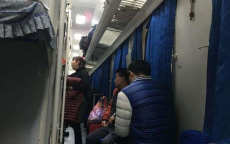 铁路卧铺卫生事件引发关注：女子月经弄脏卧铺引争议