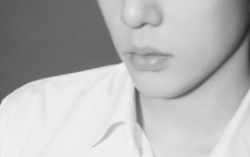 黑T演绎高端帅哥的简约魅力