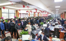 河南矿山开工首日，人潮涌动大厅爆满盛况空前