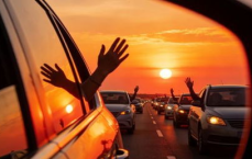 高速遇堵，乘客奇招劝司机就地卖甘蔗，化解尴尬局面