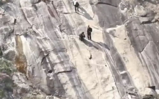 “校园探险潮中，两大学生打卡“魔鬼崖”不幸被困，紧急救援展开”